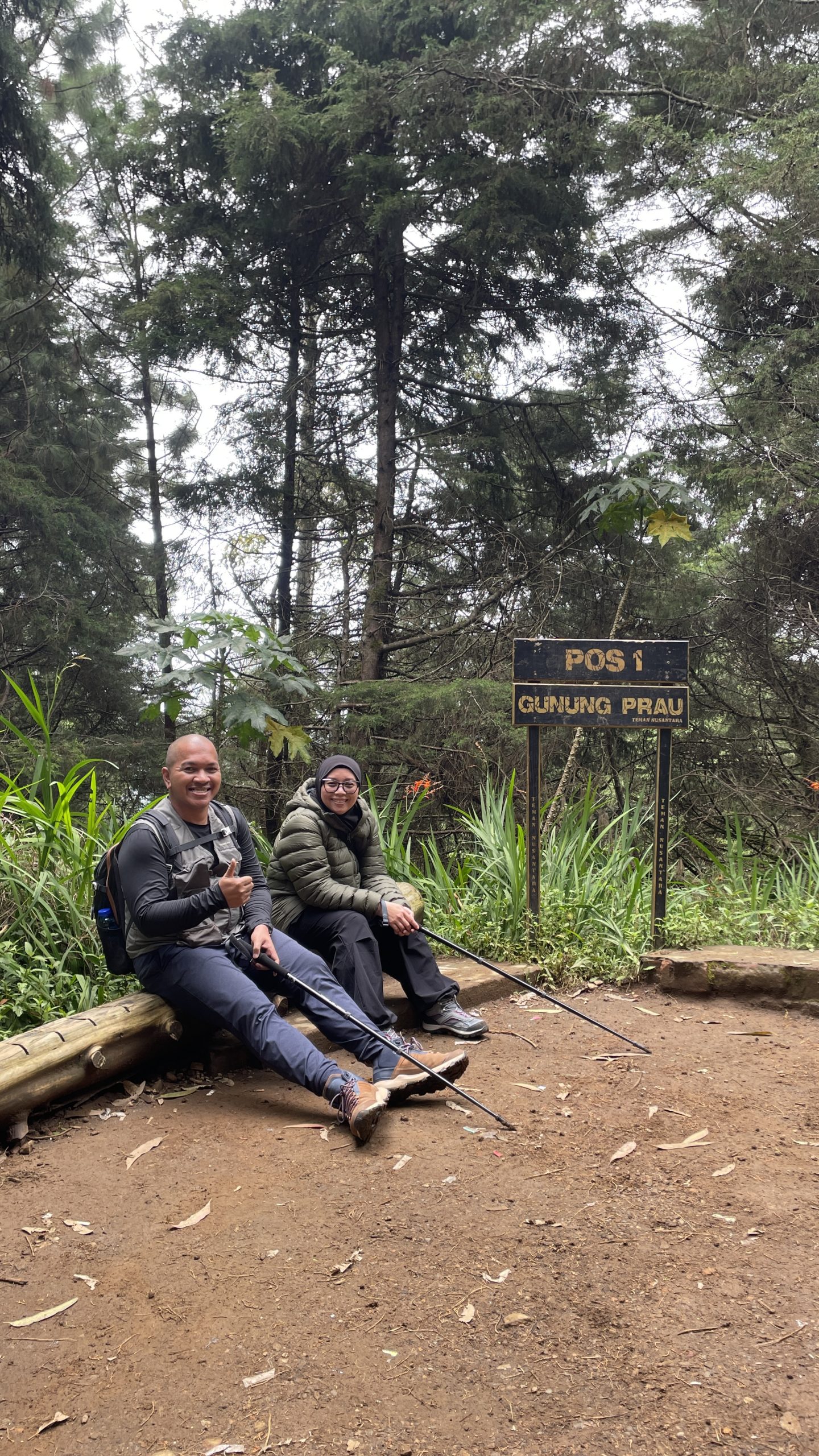 Paket Trip Prau Kantor Pemandangan Sunrise Alera Adventure Pemandangan sunrise Gunung Prau bersama tim kantor Alera Adventure.