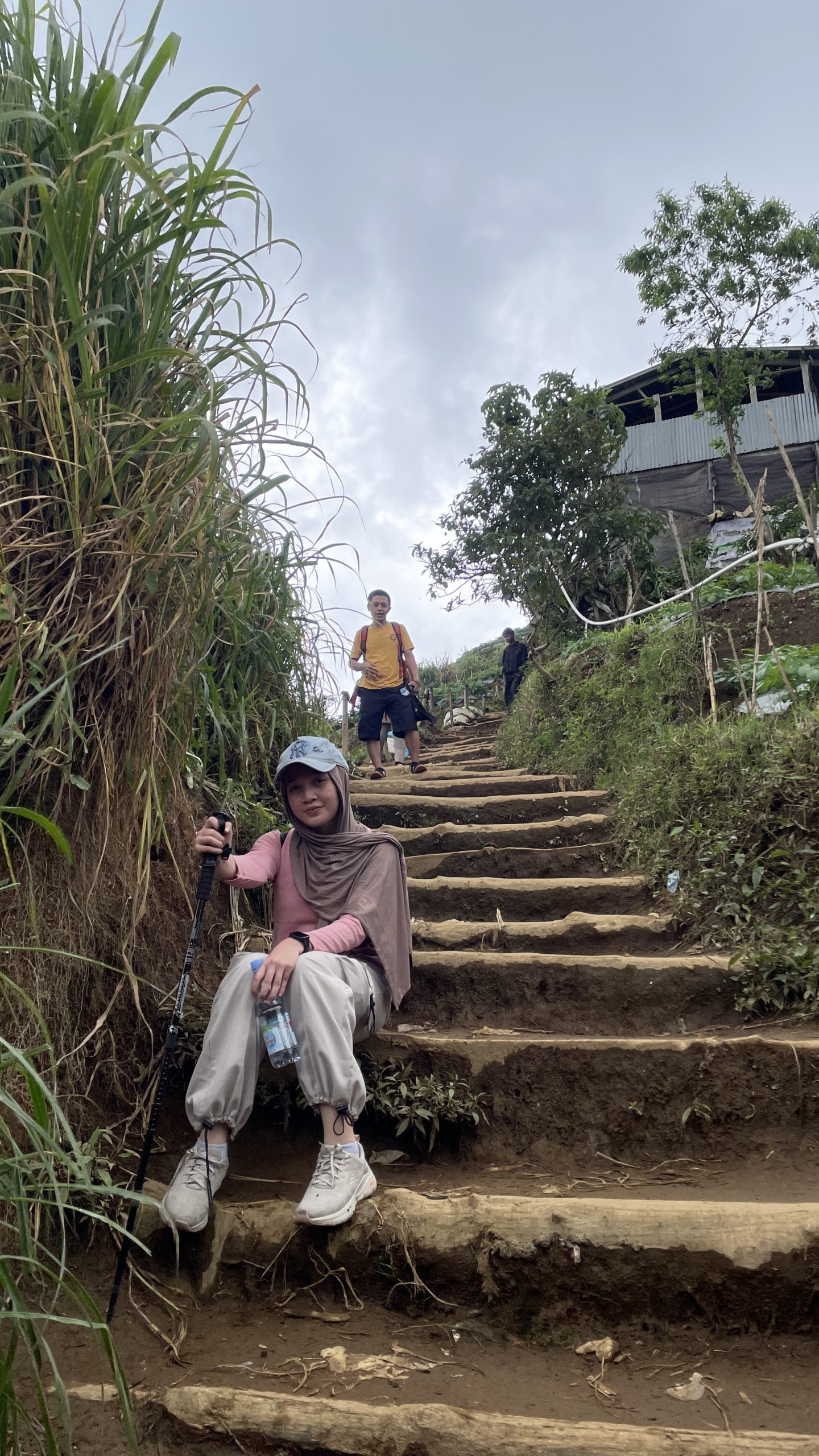 Porter Prau Via Dieng di Jalur Pendakian Alera Adventure Porter ramah Alera Adventure sedang membantu pendaki di jalur pendakian Gunung Prau via Dieng