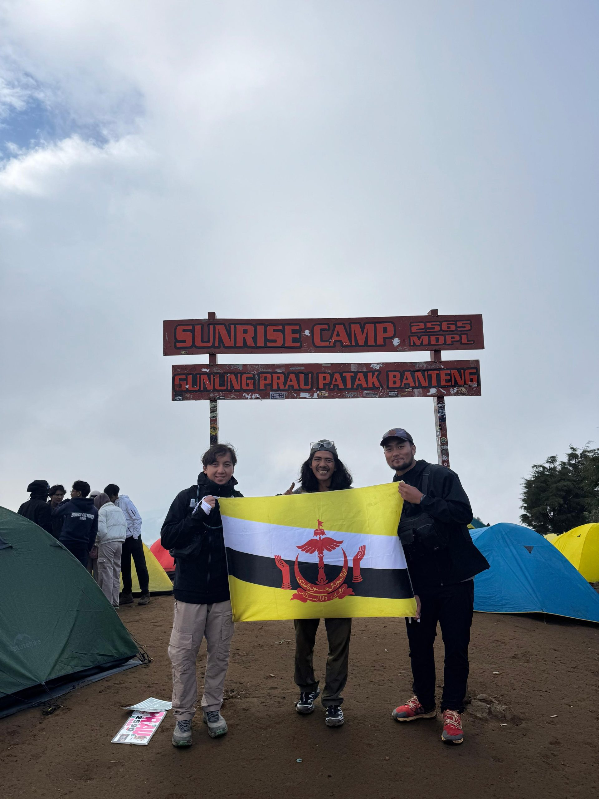 Keindahan Gunung Prau dari Ketinggian dengan Porter Alera Adventure Pemandangan indah Gunung Prau dari jalur pendakian dengan bantuan porter Alera Adventure