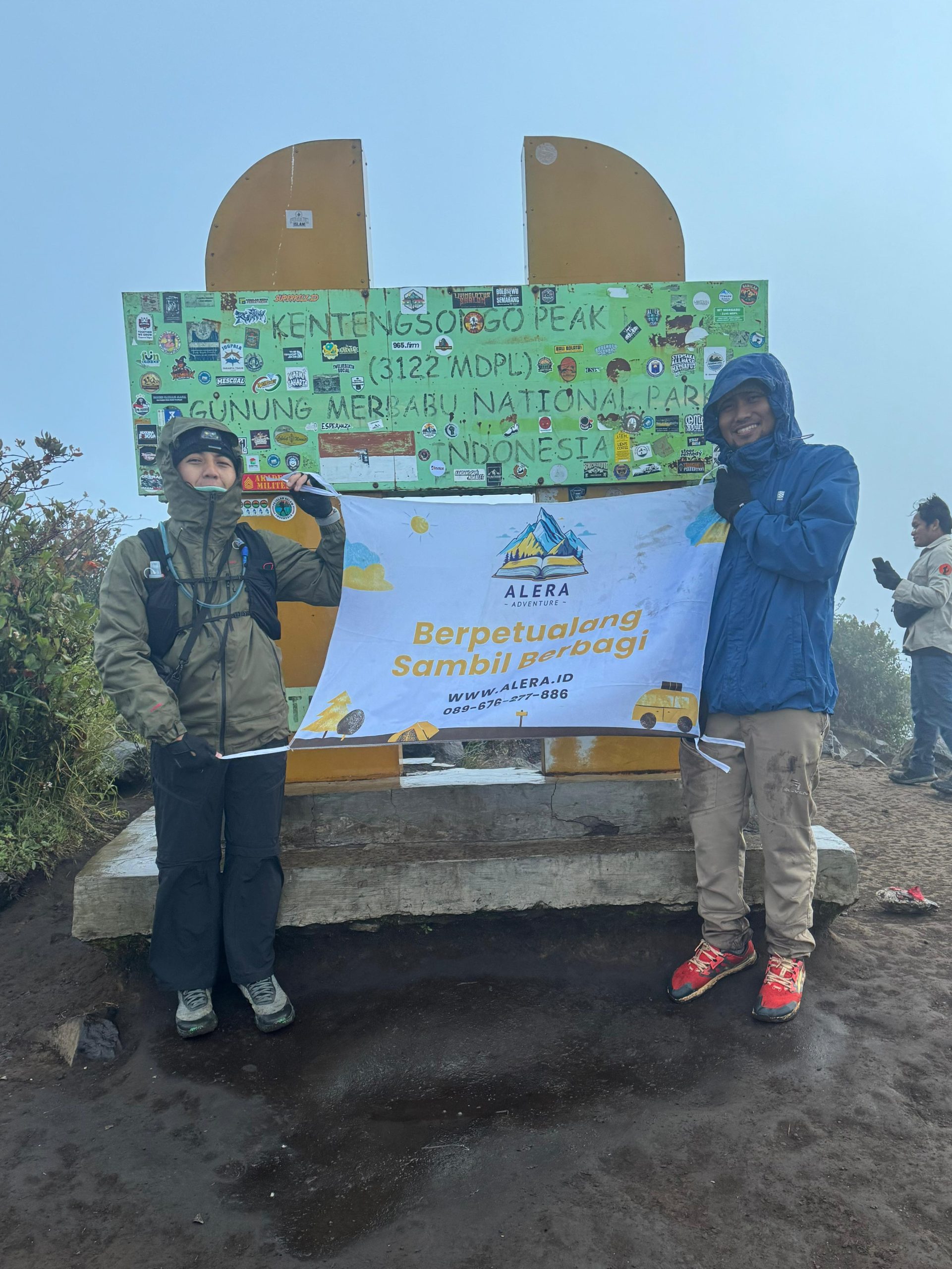 Trip Prau Dari Wonosobo Pemandangan Alera Adventure Pendaki ceria di puncak Gunung Prau Alera Adventure