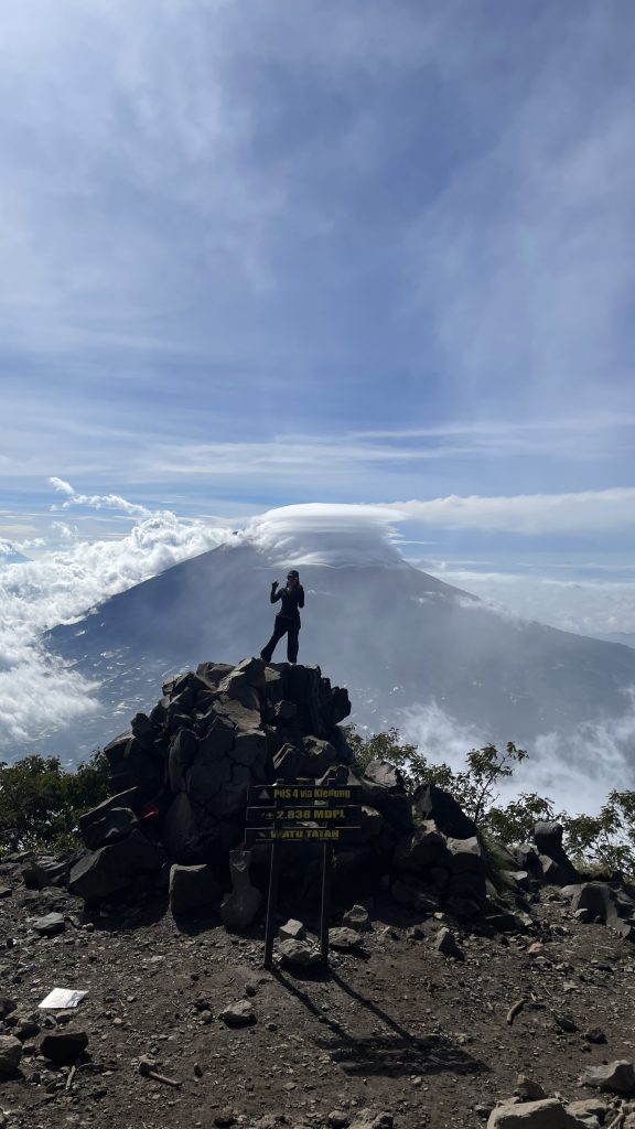 Pemandangan indah Gunung Sindoro Kledung saat pendakian Alera Adventure. Judul: Estimasi Waktu Sindoro Kledung Pemandangan Alera Adventure. Keterangan: Waktu terbaik mendaki Sindoro Kledung? Cuma kita yang tahu rahasianya! Dijamin ketagihan sampai lupa waktu. Deskripsi: Gambar ini menampilkan keindahan trek pendakian Gunung Sindoro via Kledung, menunjukkan tantangan dan pesona alam yang menunggu para pendaki. Ideal untuk memvisualisasikan petualangan dengan Alera Adventure.