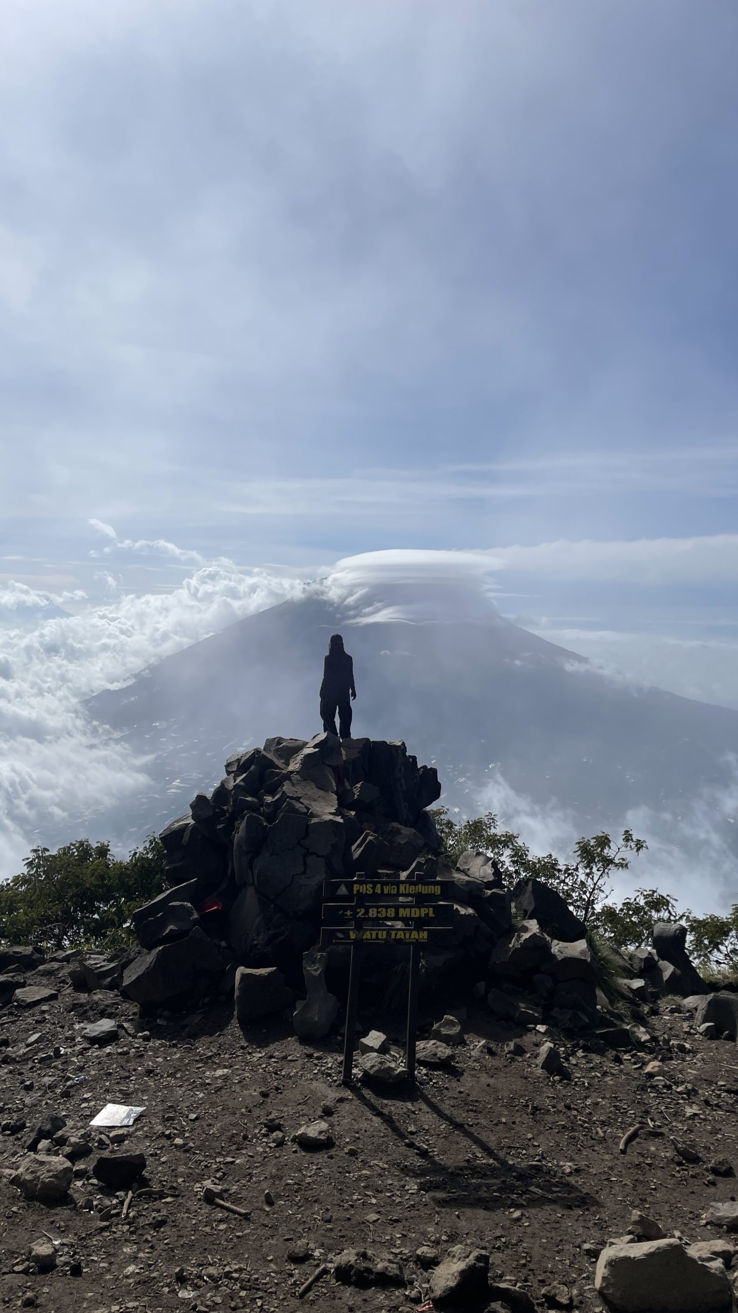 Estimasi Waktu Sindoro Kledung Pendaki Bahagia Alera Adventure. Pendaki bahagia di puncak Gunung Sindoro Kledung bersama Alera Adventure.