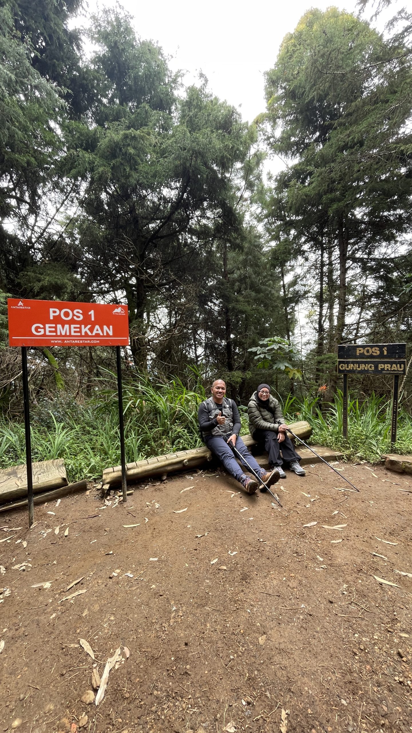 Momen Bahagia Guide Prau Via Wates Alera Adventure Pendaki menikmati sunrise Guide Prau Via Wates Alera Adventure