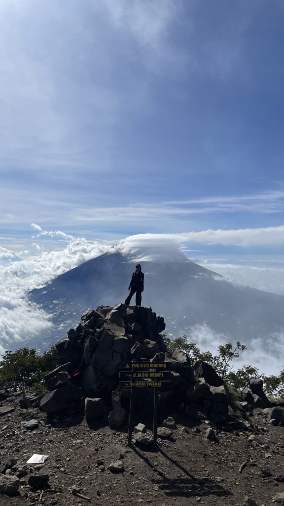 Guide Sindoro Berpengalaman Alera Adventure membawa pendaki menikmati sunrise. Judul: Guide Sindoro Berpengalaman Sunrise Alera Adventure Keterangan: Senyum ceria bersama Guide Sindoro Berpengalaman Alera Adventure, siap menyambut mentari pagi di puncak! Dijamin ketawa terus dari bawah sampai atas. Deskripsi: Foto ini menampilkan momen kebahagiaan pendaki bersama Guide Sindoro Berpengalaman dari Alera Adventure, menikmati sunrise memukau di puncak Gunung Sindoro. Momen ini menjadi bukti komitmen Alera Adventure dalam memberikan pengalaman mendaki yang tak terlupakan dan penuh keceriaan.