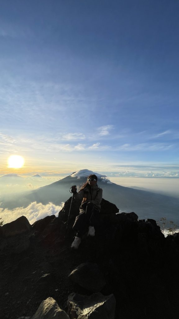 Guide Sindoro Via Sigedang Pemandangan Sunrise Alera Adventure Judul: Guide Sindoro Via Sigedang Sunrise Alera Adventure Keterangan: Siapa bilang naik gunung itu cuma capek? Nih, liat deh! Sunrise di Sindoro via Sigedang bareng Alera Adventure, bikin jiwa dan raga auto refresh! Dijamin mata melek, hati senang, dompet aman (karena kenangan indah tak ternilai harganya!). Deskripsi: Pemandangan matahari terbit yang spektakuler dari jalur pendakian Gunung Sindoro via Sigedang, menunjukkan keindahan alam yang memukau. Gambar ini mewakili pengalaman mendaki yang tak terlupakan bersama Alera Adventure, penyedia jasa Guide Sindoro Via Sigedang yang profesional dan peduli lingkungan.