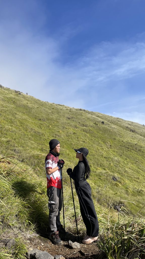 Jasa Dokumentasi Sindoro pendaki tersenyum di puncak Alera Adventure Judul: Jasa Dokumentasi Sindoro Puncak Kebahagiaan Alera Adventure Keterangan: Siapa bilang mendaki itu cuma capek? Nih, senyum lebar di puncak Sindoro berkat jasa dokumentasi Sindoro dari Alera Adventure! Dijamin momen indahmu terabadikan sempurna. Deskripsi: Gambar ini menunjukkan seorang pendaki yang penuh kebahagiaan setelah berhasil mencapai puncak Gunung Sindoro, dengan latar belakang pemandangan yang menakjubkan. Momen ini berhasil diabadikan dengan sempurna oleh tim Jasa Dokumentasi Sindoro Alera Adventure, menyoroti pengalaman pendakian yang menyenangkan dan berkesan.