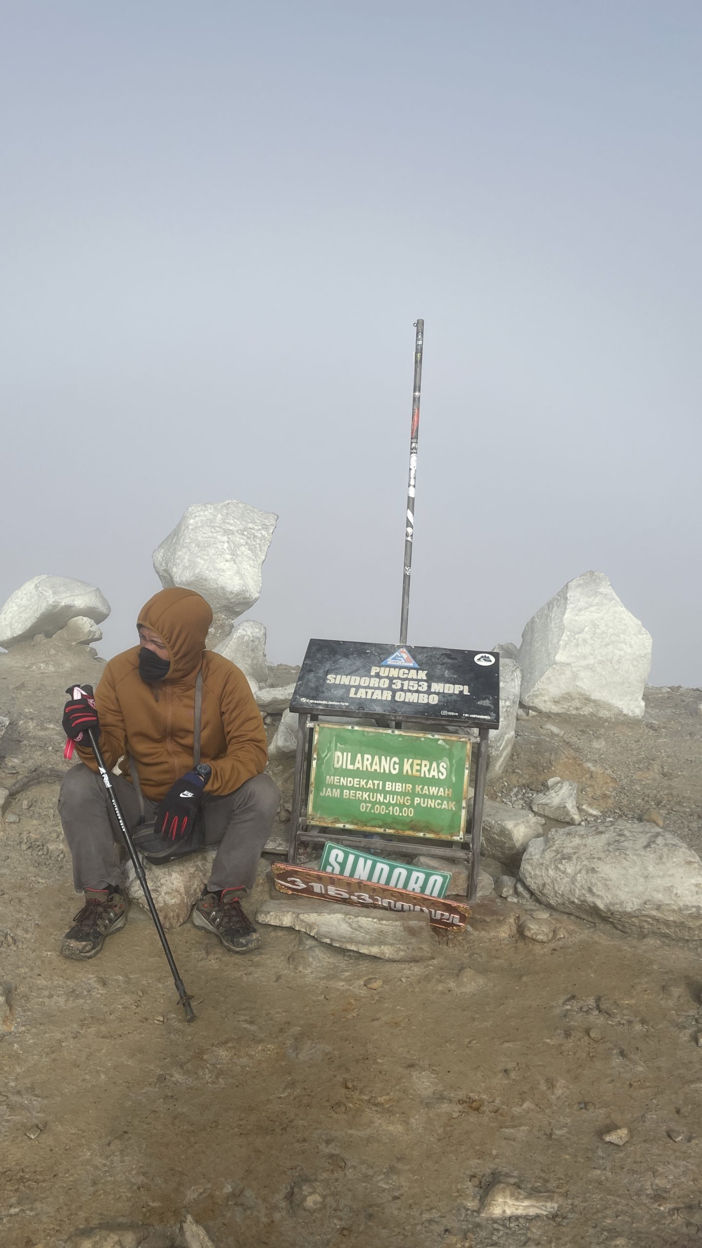 Pendaki Kenyang di Gunung Sindoro Alera Adventure Pendaki menikmati makanan enak setelah Jasa Masak Gunung Sindoro dari Alera Adventure.