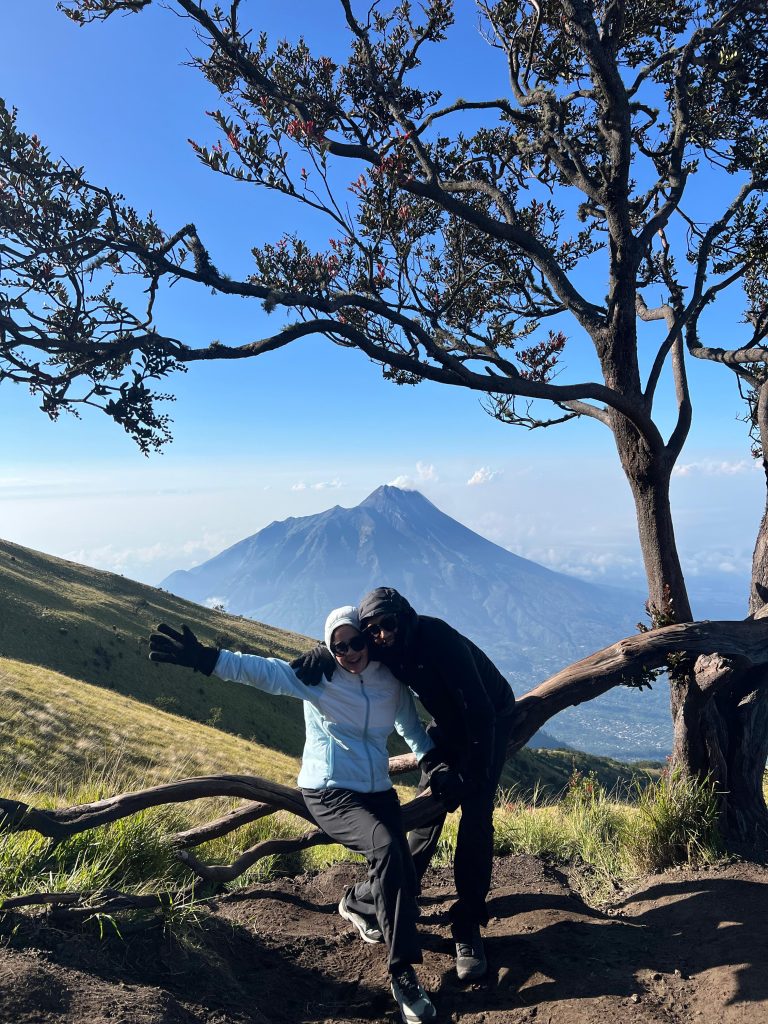 Paket Camping Kledung Alera Adventure menikmati sunrise di gunung