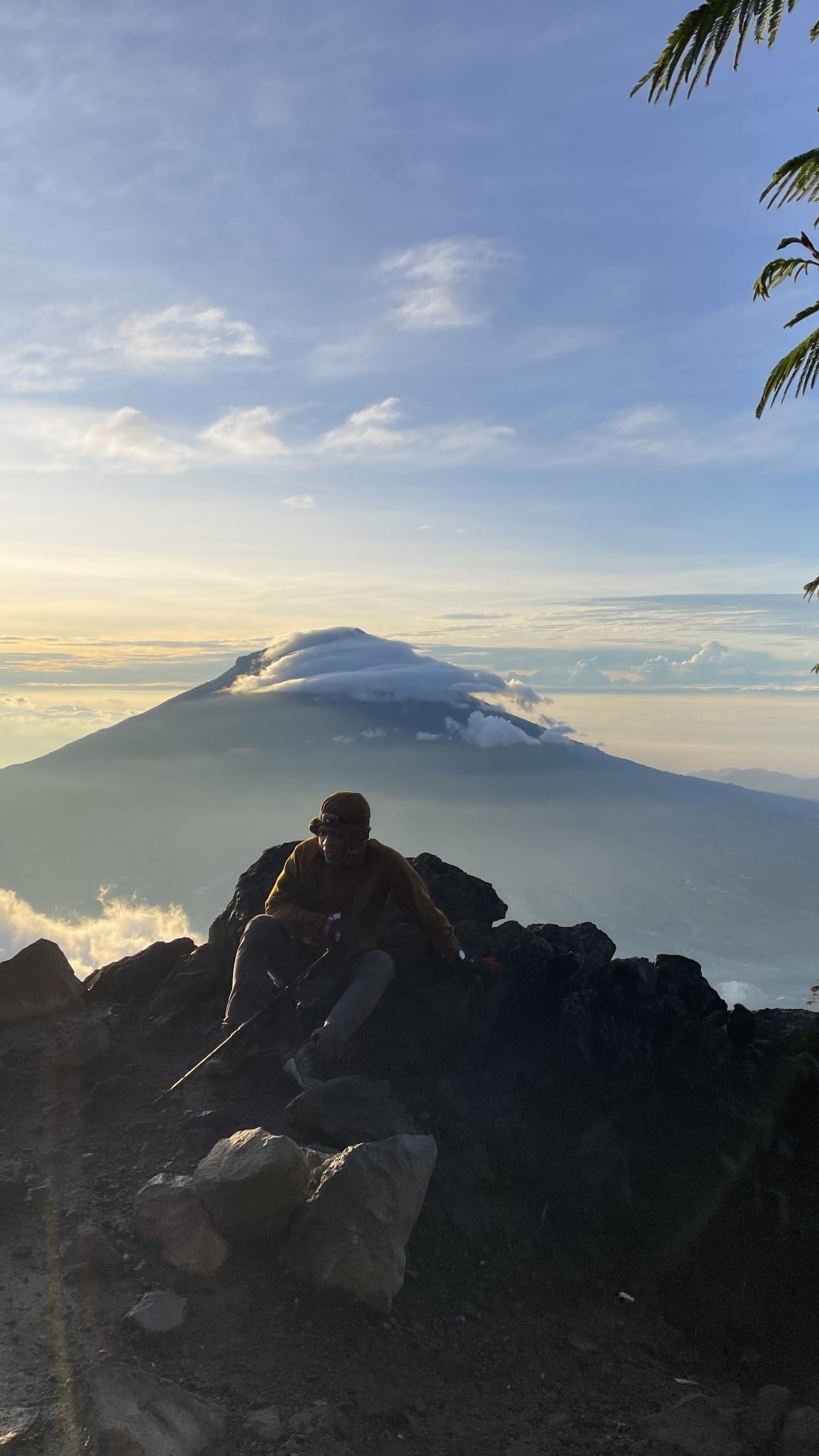 Paket Makan Puncak Sindoro Nikmat Alera Adventure Pendaki menikmati bekal Paket Makan Puncak Sindoro Alera Adventure dengan latar belakang pemandangan indah.