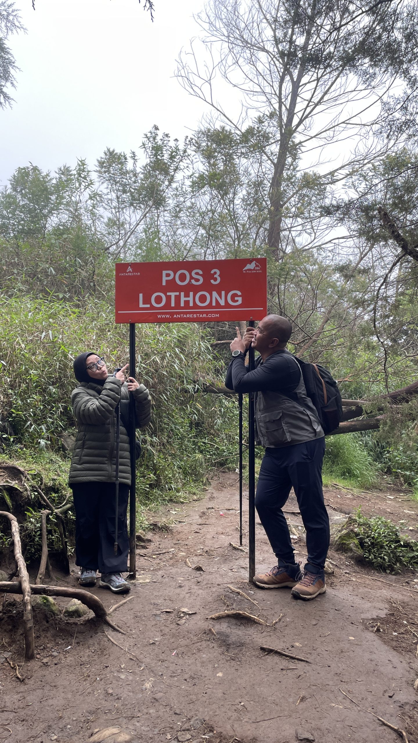 Porter Prau Via Dieng Bikin Senyum Alera Adventure. Porter Prau Via Dieng bantu pendaki membawa perlengkapan di jalur pendakian Alera Adventure.