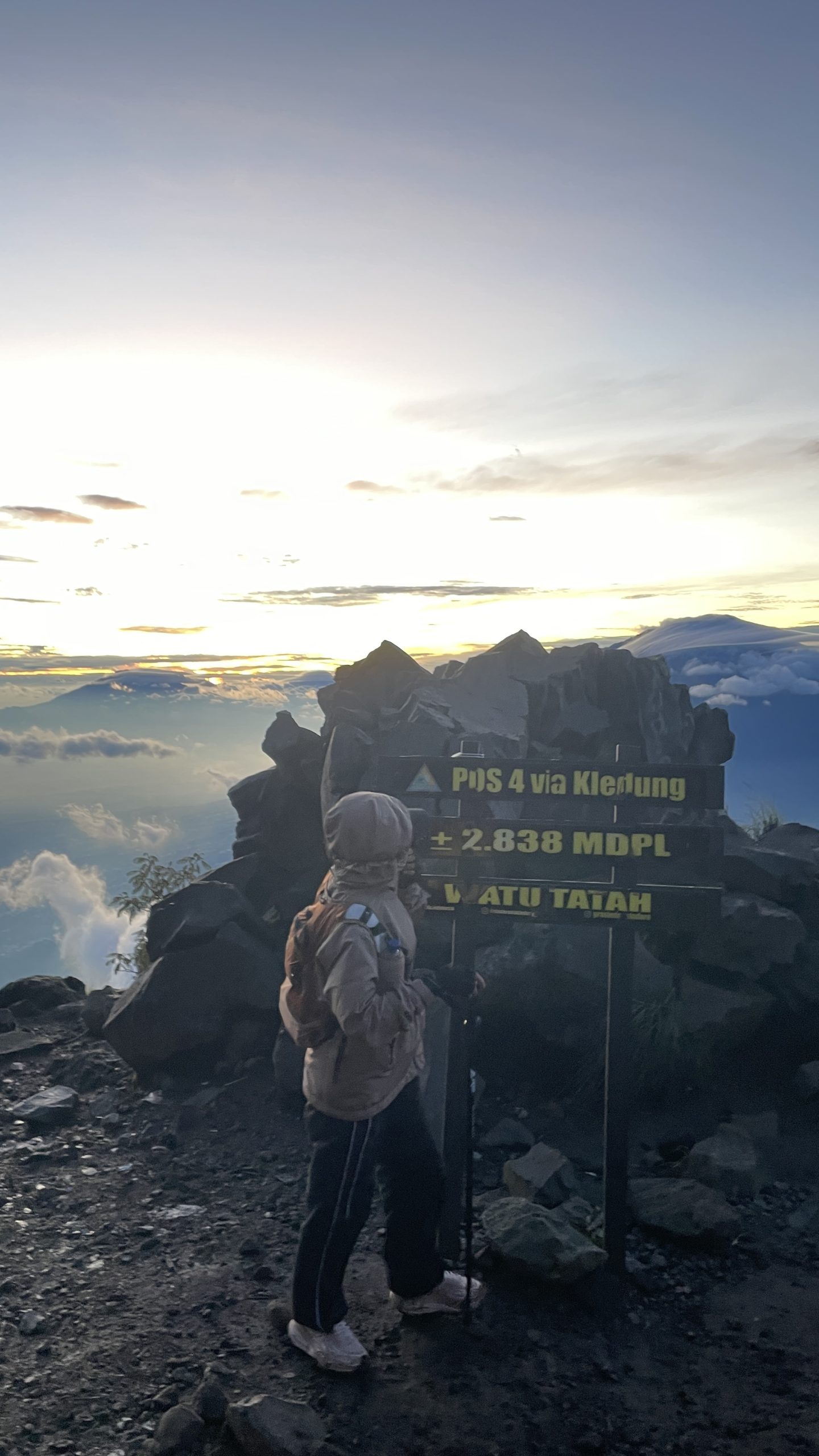Puncak Sindoro Ndoro Arum Alera Adventure. Pemandangan indah puncak Gunung Sindoro dengan latar langit biru, kebahagiaan pendaki setelah dibantu Porter Sindoro Via Ndoro Arum oleh Alera Adventure.