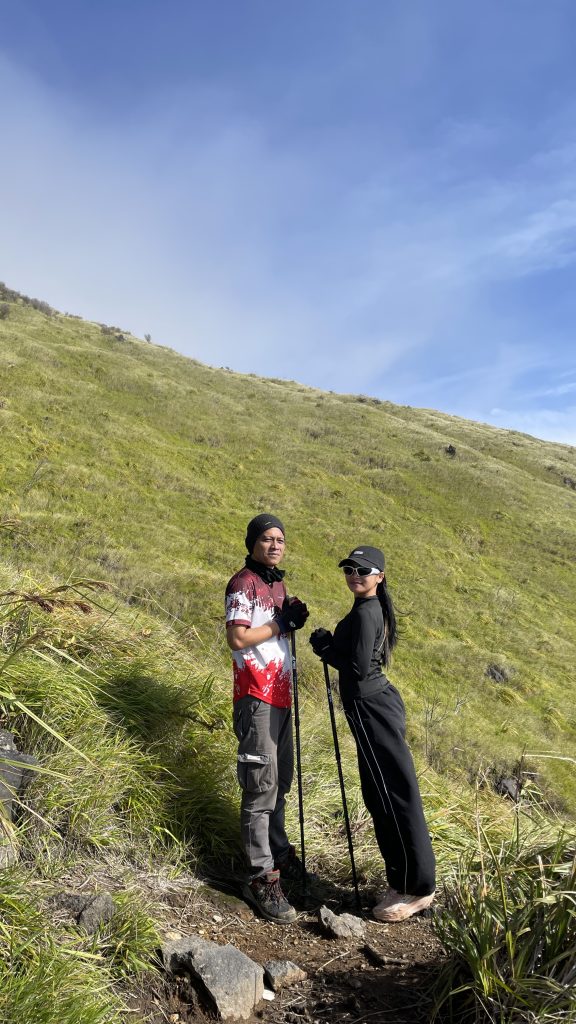 Pendaki ceria bersama porter di jalur Porter Sindoro Via Sigedang Alera Adventure. Judul: Porter Sindoro Via Sigedang Penuh Tawa Alera Adventure. Keterangan: Siapa bilang mendaki itu selalu serius? Bersama porter Alera Adventure, jalur Sindoro Via Sigedang jadi arena tawa!