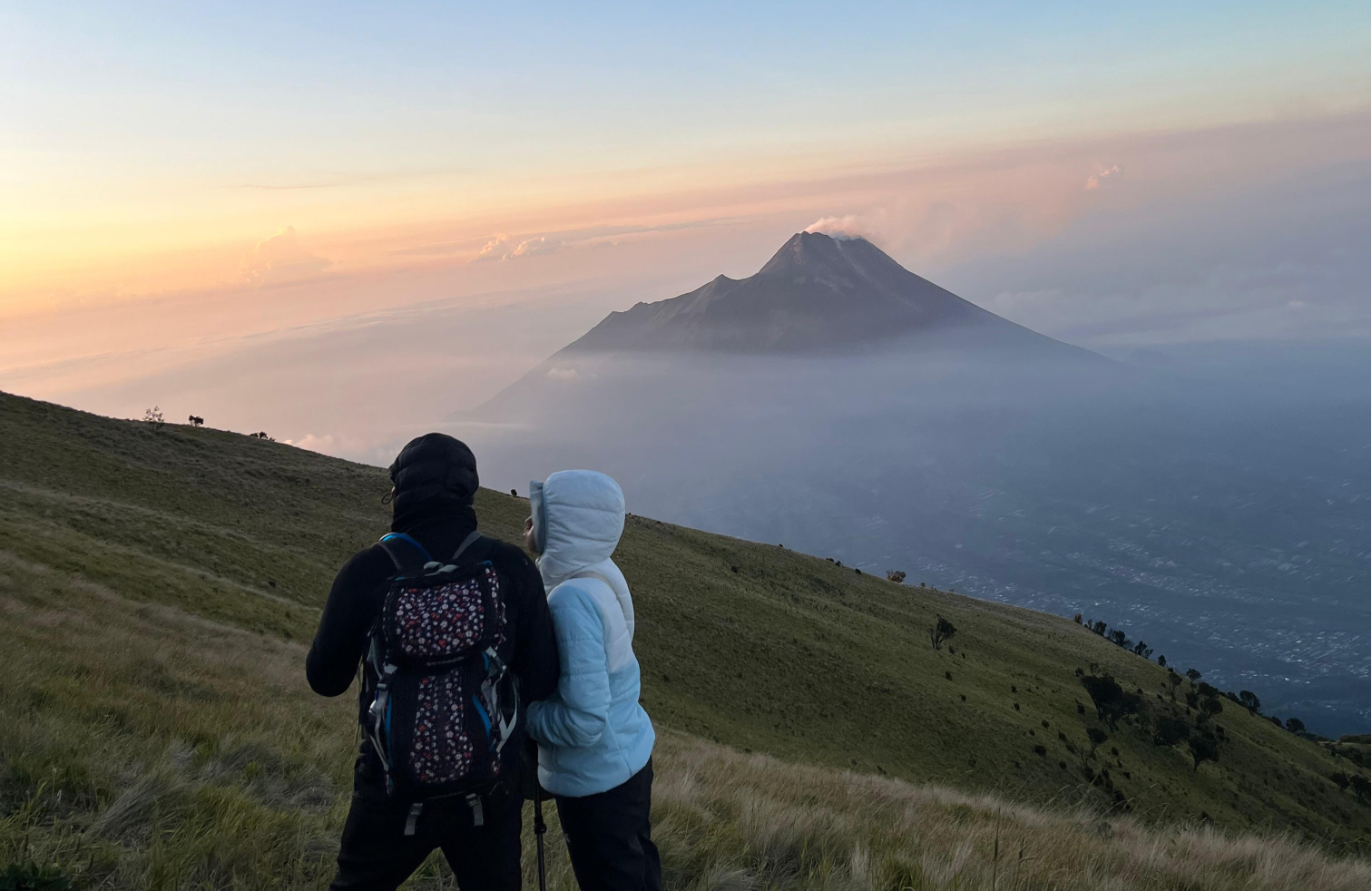 Sewa-Alat-Gunung-Temanggung-Puncak-Merbabu-Alera-Adventure Pemandangan indah dari puncak gunung dengan perlengkapan Sewa Alat Gunung Temanggung Alera Adventure