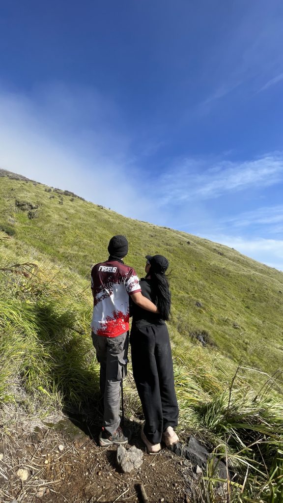 Pemandangan indah dari tenda di puncak Sindoro Alera Adventure