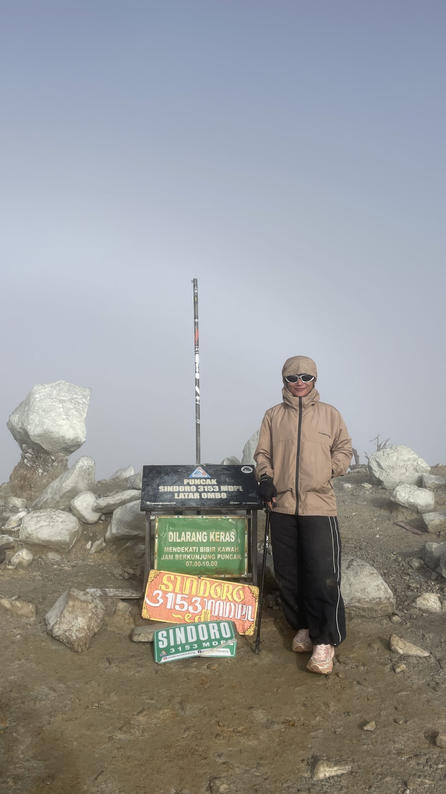 Keindahan Puncak Sindoro Alera Adventure Pemandangan Gunung Sindoro dari ketinggian saat Trip Sindoro Dan Wisata Posong bersama Alera Adventure.