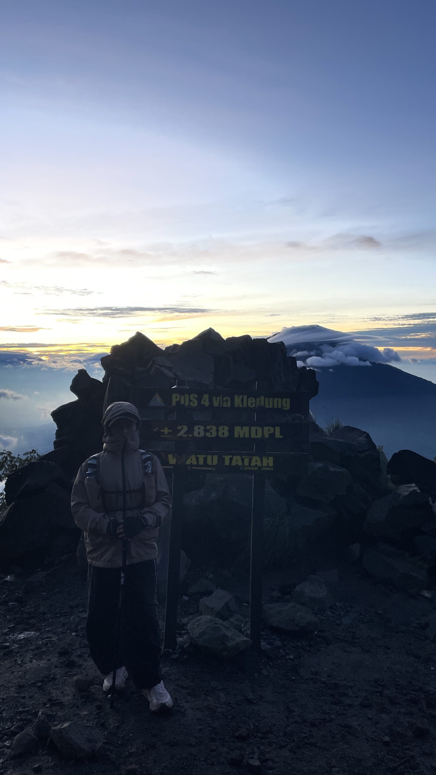 Trip Sindoro Dari Bandung Pendaki Ceria Alera Adventure Pendaki ceria di jalur pendakian Gunung Sindoro saat trip dari Bandung bersama Alera Adventure.
