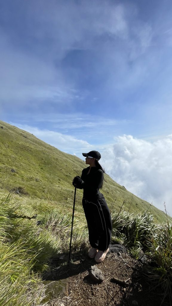Pendaki ceria di jalur kebun teh Gunung Sindoro Alera Adventure