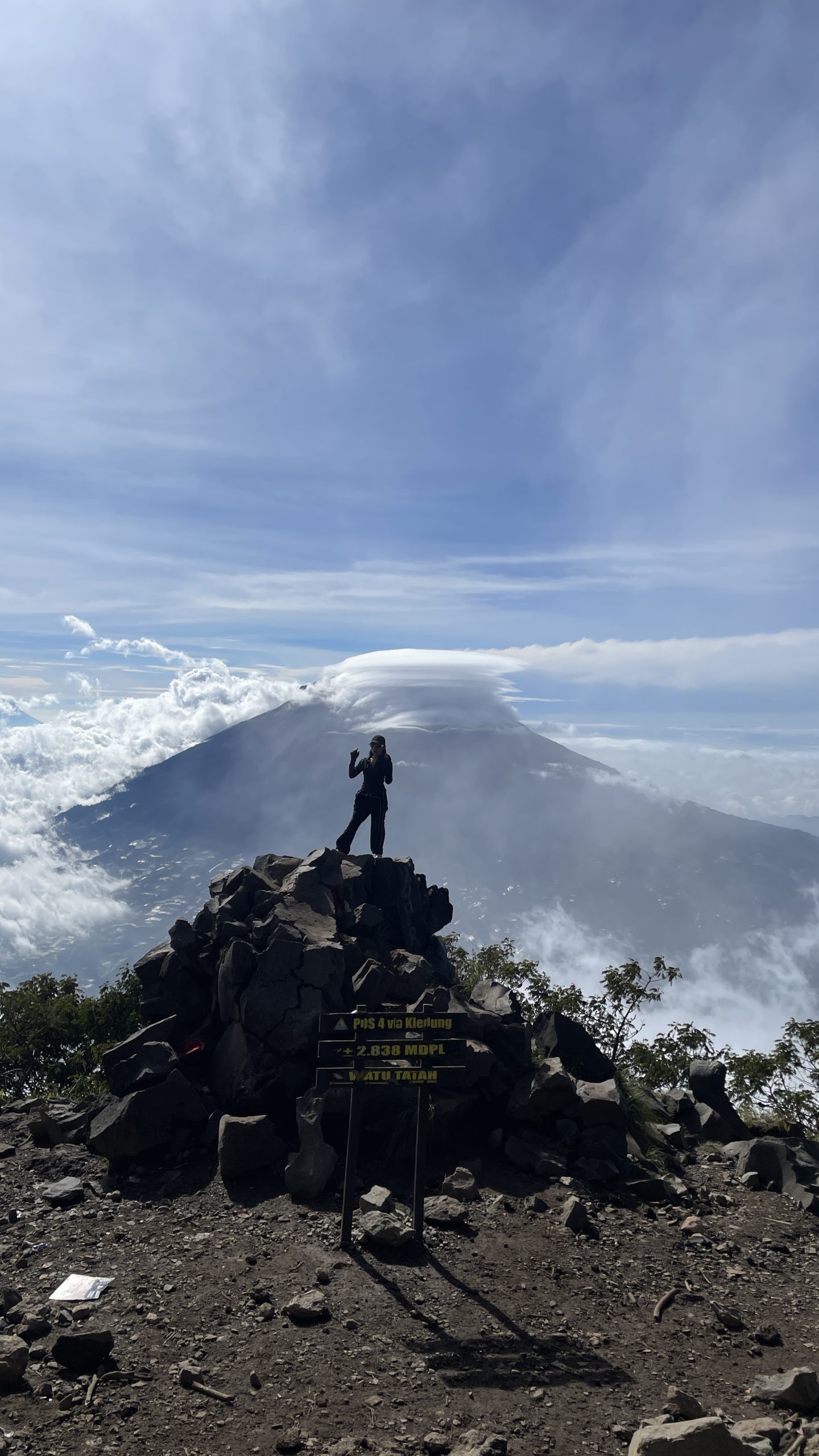 Puncak Trip Sindoro Sambil Berbagi Alera Adventure Pemandangan Gunung Sindoro saat Trip Sindoro Sambil Berbagi Alera Adventure