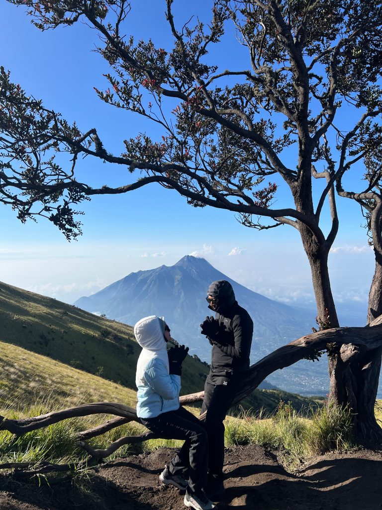 Pemandangan Indah Pagi Hari Wisata Embung Bansari Alera Adventure Judul: Wisata Embung Bansari Pagi Hari Alera Adventure Keterangan: Pagi-pagi di Embung Bansari, udaranya seger kayak omongan tetangga sebelah yang bikin adem! Dijamin bikin semangat petualanganmu membara, bukan membara gosip ya! Deskripsi: Pemandangan memukau saat mentari menyapa di kawasan Wisata Embung Bansari, menciptakan suasana yang tenang dan inspiratif, sempurna untuk memulai hari petualanganmu bersama Alera Adventure.