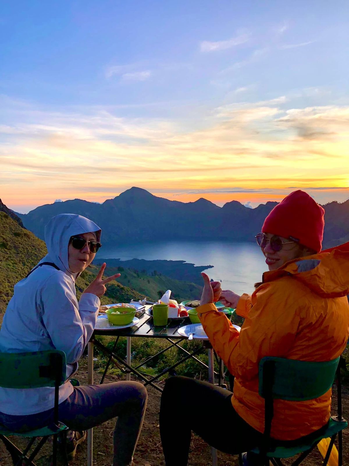Guide Rinjani Sembalun Pemandangan Jalur Alera Adventure Guide Rinjani Sembalun pendaki menikmati pemandangan di jalur Alera Adventure