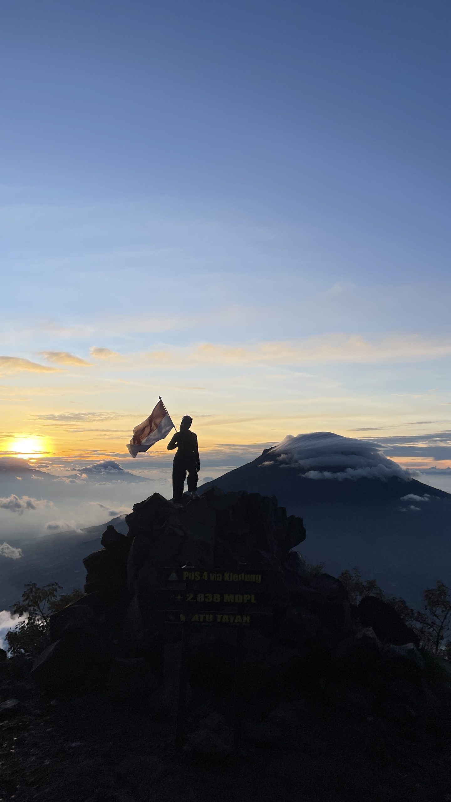 Jasa Dokumentasi Video Sindoro Tim Profesional Alera Adventure Tim dokumentasi video Sindoro Alera Adventure merekam aktivitas pendaki di lereng gunung