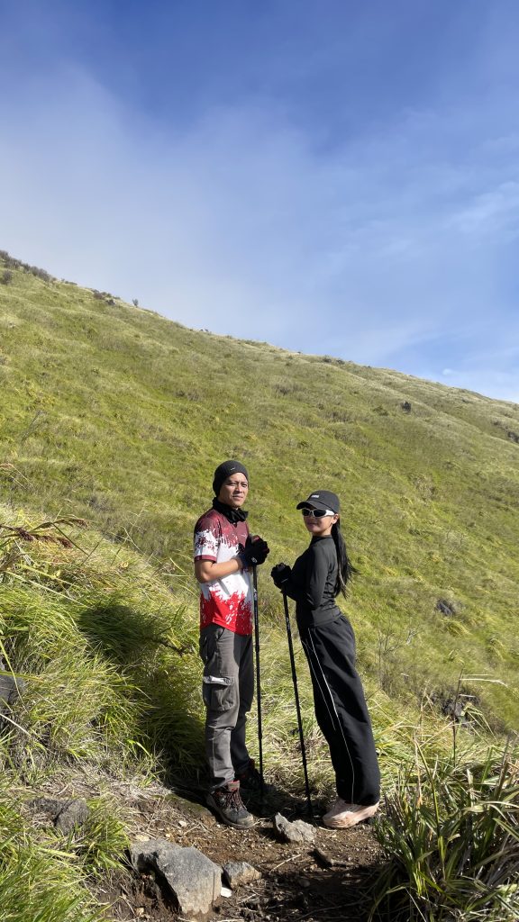 Pendaki dengan Paket Porter Sindoro Murah Alera Adventure menikmati pemandangan di Gunung Sindoro. Judul: Pemandangan Puncak Sindoro dengan Paket Porter Sindoro Murah Alera Adventure. Keterangan: Senyum lebar pendaki di Gunung Sindoro, bebas beban berkat Paket Porter Sindoro Murah dari Alera Adventure. Bawaan berat? Biar porter yang urus, kamu tinggal mikirin kapan mau selfie lagi! Deskripsi: Gambar ini menampilkan seorang pendaki yang menikmati pemandangan indah Gunung Sindoro, bebas beban berkat layanan Paket Porter Sindoro Murah dari Alera Adventure. Fokus pada kenyamanan dan keindahan alam tanpa kerepotan membawa perlengkapan berat. Alera Adventure menawarkan solusi pendakian yang menyenangkan dan berkesan.