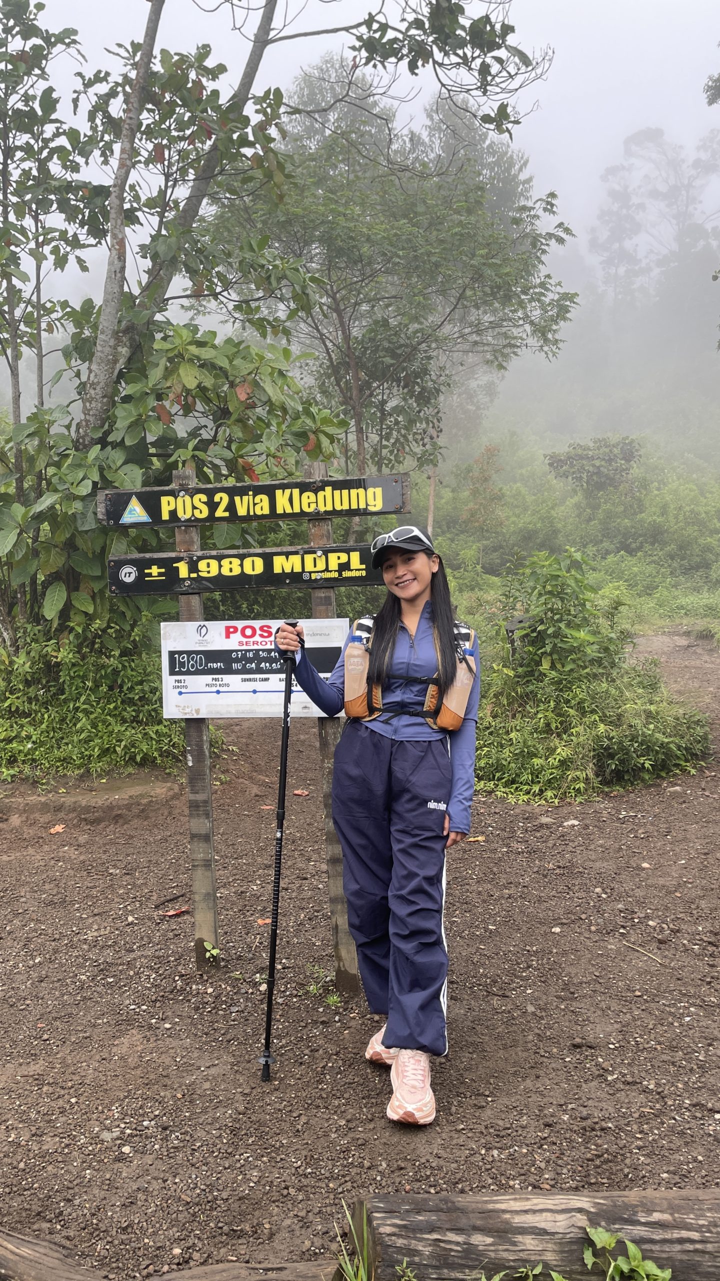 Senyum Porter Paket Porter Sindoro Murah Alera Adventure di Lereng Sindoro Tim porter Paket Porter Sindoro Murah Alera Adventure sedang menyiapkan tenda untuk pendaki di Gunung Sindoro