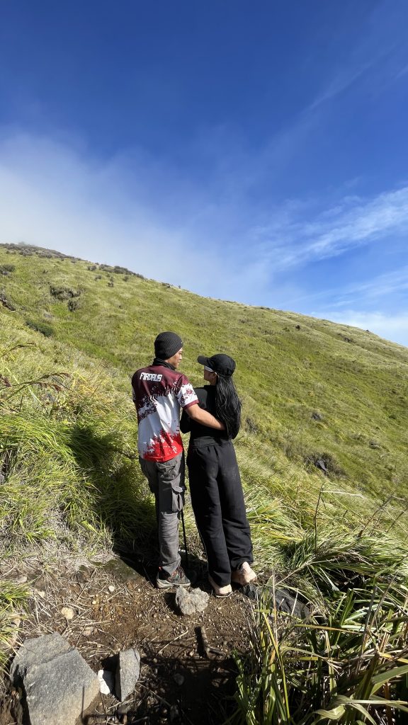 Paket Porter Sindoro Profesional Alera Adventure mendaki puncak. Judul: Paket Porter Sindoro Profesional Alera Adventure. Keterangan: Nggak usah pusing bawa carrier segede gaban! Dengan Paket Porter Sindoro Profesional dari Alera Adventure, punggungmu aman, hati riang, pendakian lancar jaya! Deskripsi: Gambar ini menampilkan suasana pendakian Gunung Sindoro dengan para pendaki yang menikmati perjalanan ringan berkat dukungan Paket Porter Sindoro Profesional dari Alera Adventure, menjamin kenyamanan dan keselamatan.