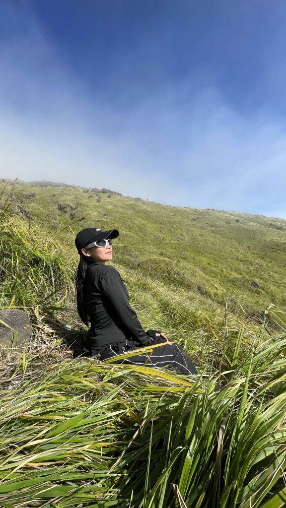 Porter Sindoro Via Bansari sedang membantu pendaki membawa perlengkapan di jalur Bansari Alera Adventure.