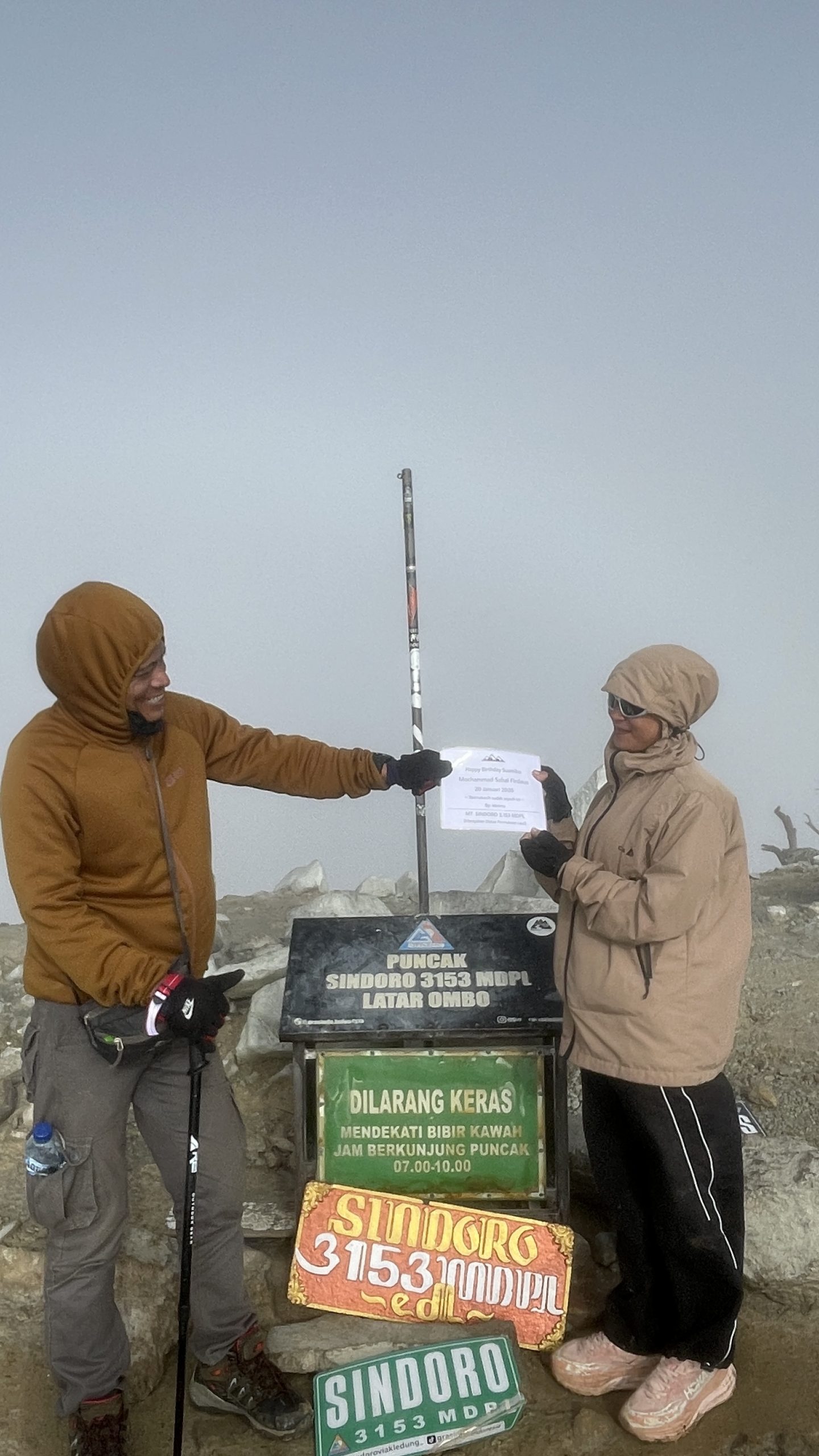 Porter Sindoro Via Sigedang Pendakian Bahagia Alera Adventure Porter Sindoro Via Sigedang pendaki ceria Alera Adventure