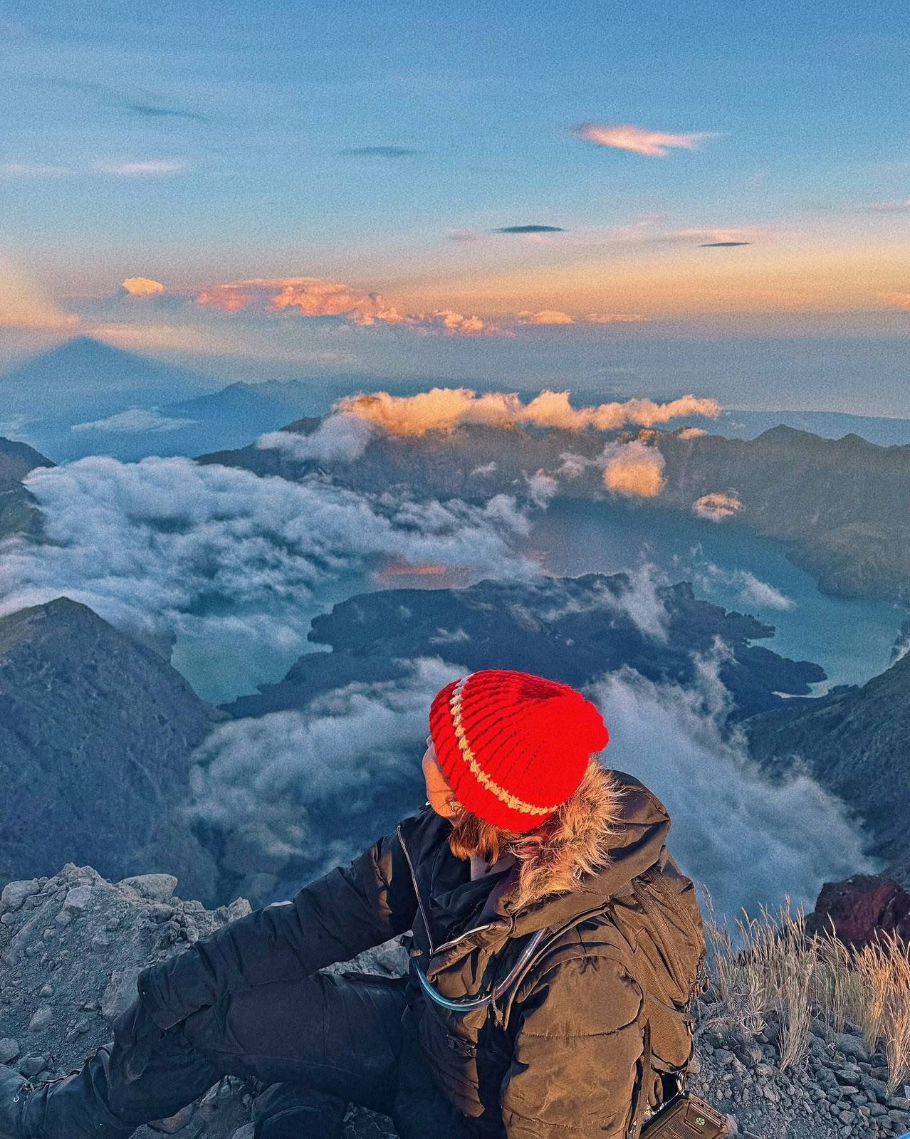Sewa Alat Gunung Lombok di Rinjani Alera Adventure Sewa Alat Gunung Lombok Pendaki Bahagia di Puncak Rinjani Alera Adventure