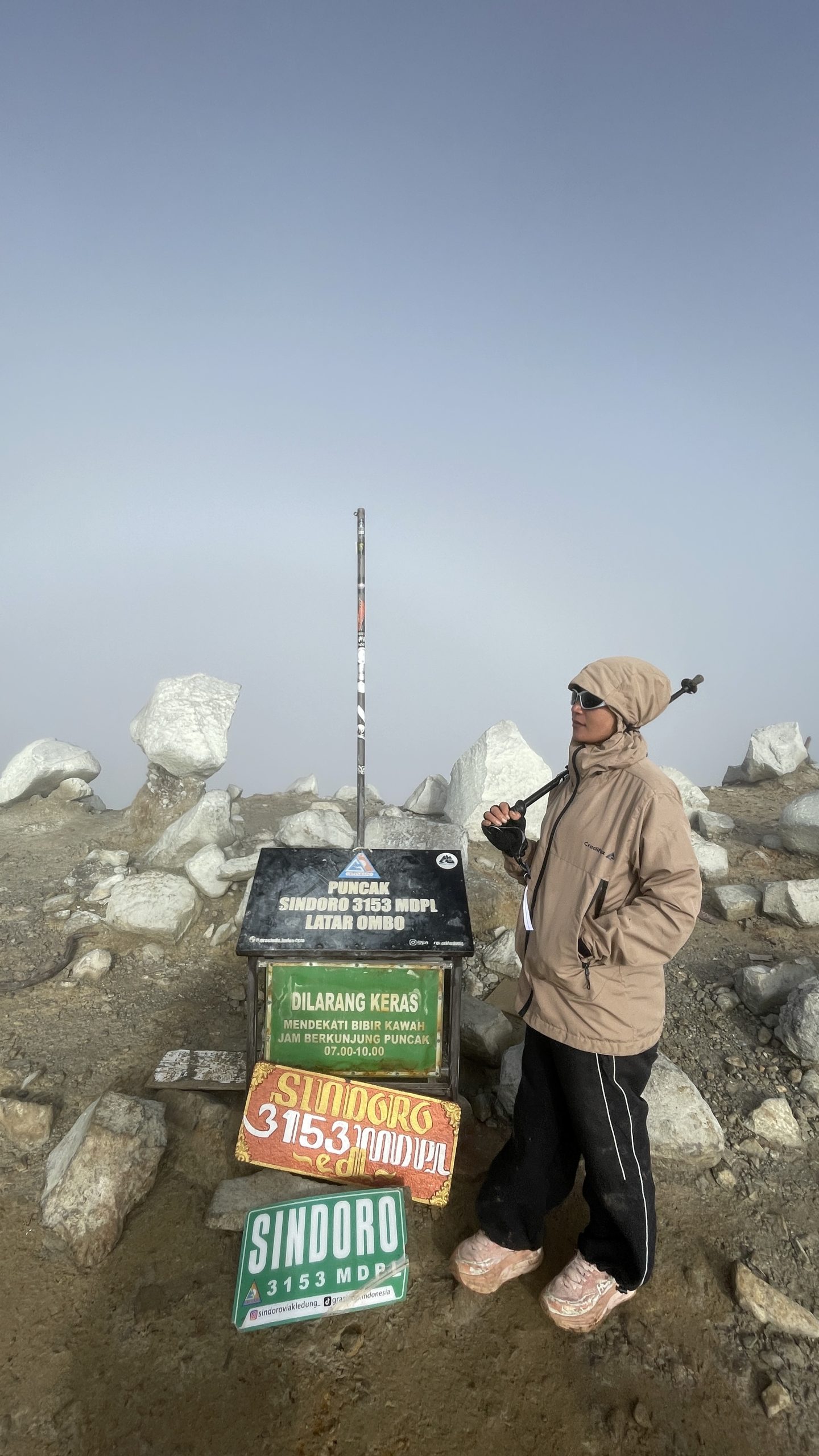 Kegembiraan Pendaki di Puncak Sindoro Aman Nyata Alera Adventure Sekelompok pendaki tersenyum ceria di puncak Gunung Sindoro, mengabadikan momen Trip Sindoro Aman Nyaman bersama Alera Adventure.