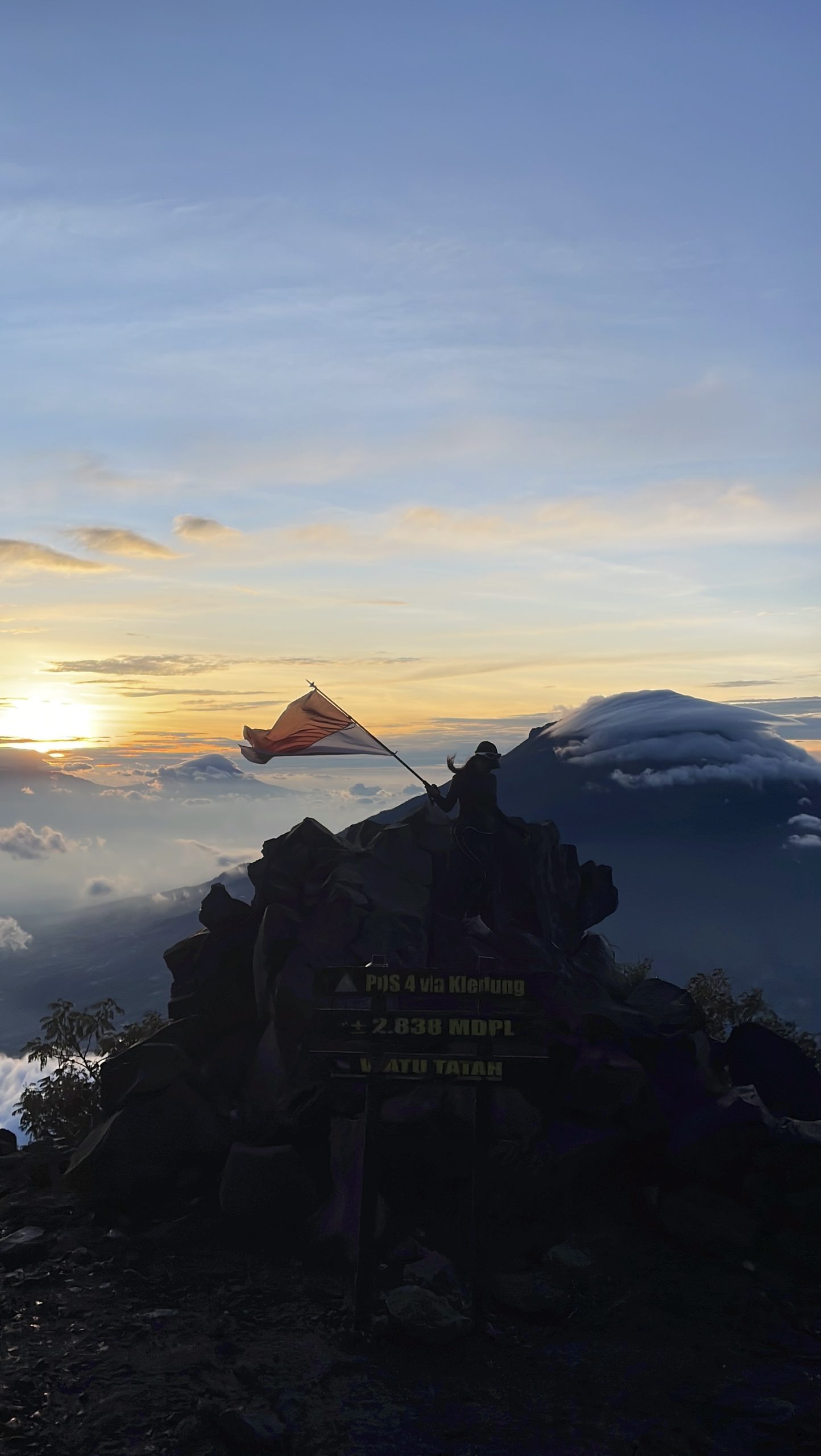 Trip Sindoro Dari Malang Pemandangan Puncak Alera Adventure Pendaki di puncak Trip Sindoro Dari Malang Alera Adventure