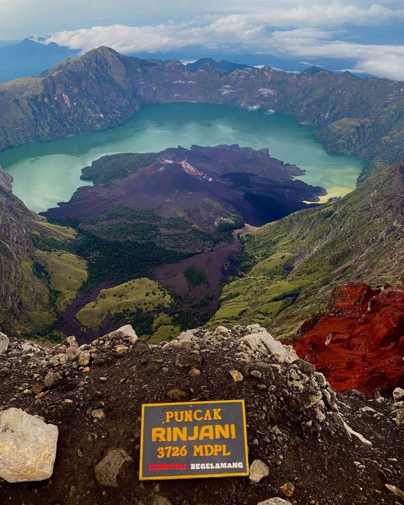 Guide Lokal Senaru Menemani Pendakian Gunung Rinjani Alera Adventure Judul: Guide Lokal Senaru Di Jalur Pendakian Alera Adventure Keterangan: Guide lokal Senaru yang selalu tersenyum meski membawa beban seberat dosa masa lalu bersama Alera Adventure. Deskripsi: Foto kebersamaan porter dan guide lokal Senaru yang tangguh mendampingi pendaki di Gunung Rinjani bersama Alera Adventure.