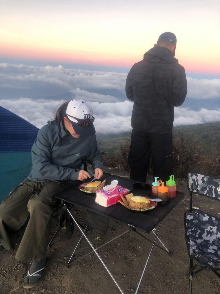 Paket Porter Rinjani Murah porter Alera Adventure membawa barang logistik pendaki di gunung Rinjani Judul: Paket Porter Rinjani Murah Alera Adventure Gunung Rinjani Keterangan: Porter tangguh Alera Adventure siap membebaskan pundakmu dari beban carrier seberat dosa masa lalu. Deskripsi: Foto salah satu tim porter tangguh Alera Adventure yang profesional sedang mengangkut logistik pendakian Rinjani dengan senyuman ramah.
