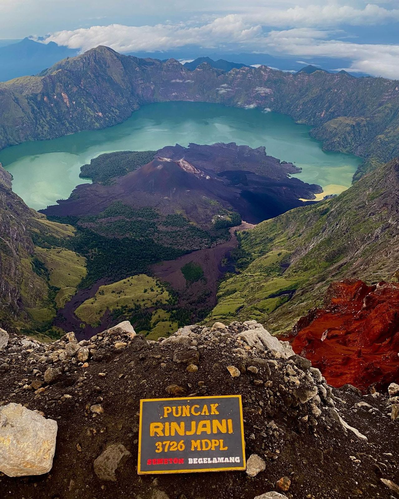 Trip Rinjani Sambil Berbagi Kebahagiaan di Puncak Rinjani Alera Adventure Trip Rinjani Sambil Berbagi Para Pendaki Berfoto di Puncak Rinjani Alera Adventure