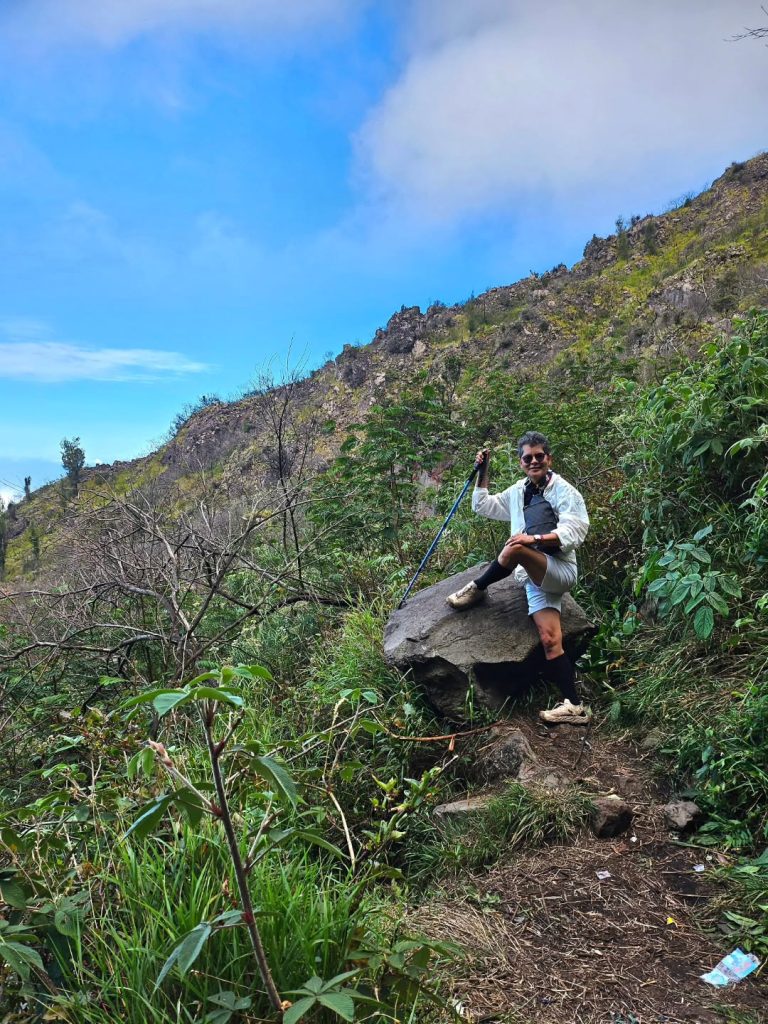 Jalur pendakian Gn Lawu Via Candi Cetho yang indah bersama Alera Adventure Judul: Gn Lawu Via Candi Cetho Alera Adventure Keterangan: Berjalan di gerbang mistis Candi Cetho, siap mendaki Gunung Lawu tanpa ribet bersama tim Alera Adventure. Deskripsi: Foto keindahan gerbang jalur pendakian Gn Lawu Via Candi Cetho yang eksotis, cocok untuk paket private trip mewah Alera Adventure.
