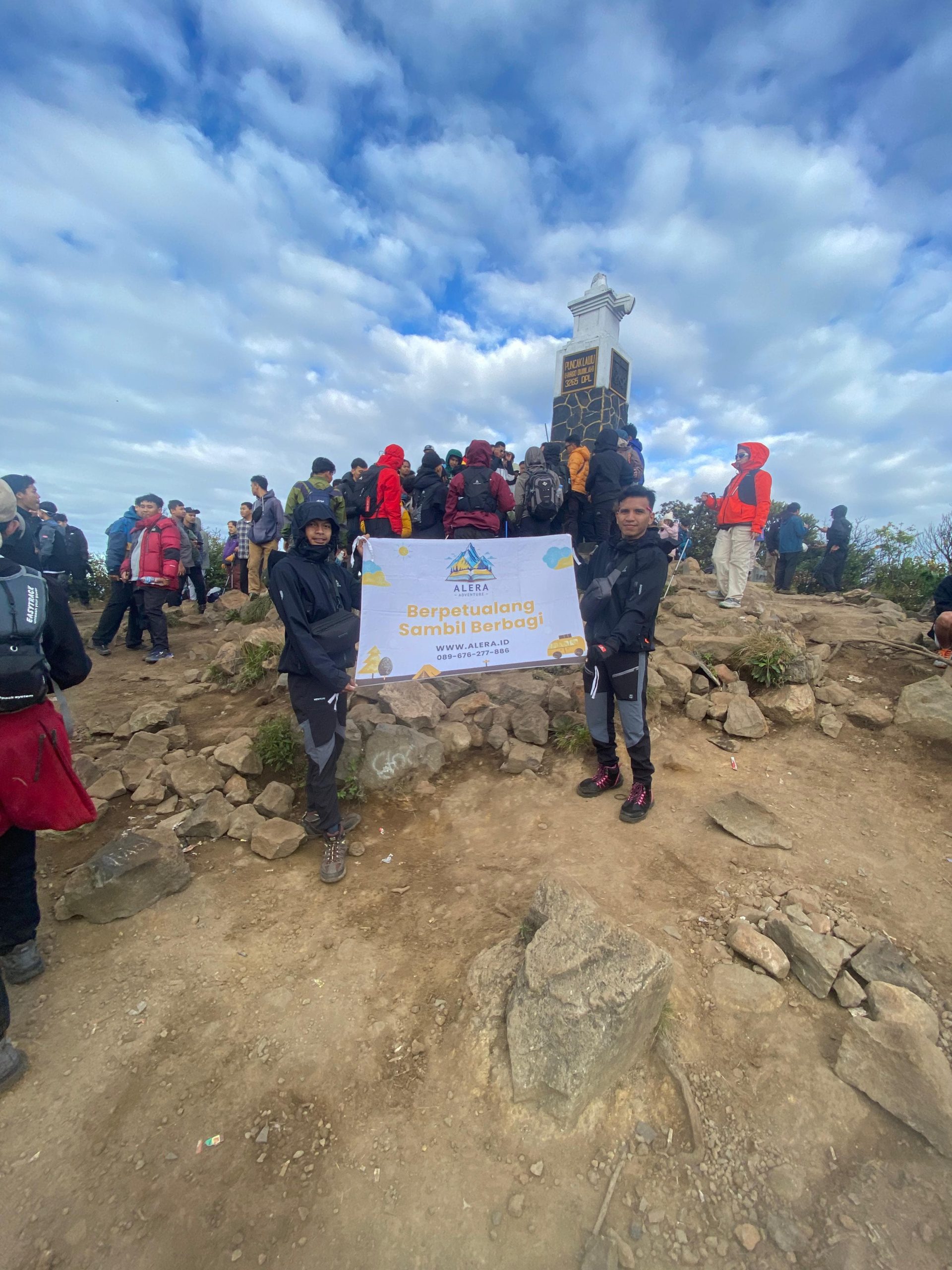 Pemandangan sabana dan warung legendaris Gn Lawu Via Cemoro Sewu Alera Adventure