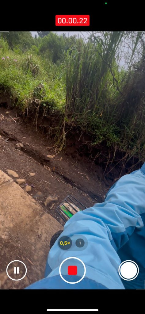 Jalur pendakian Gn Slamet Via Bambangan yang menantang dan asri dipandu oleh porter Alera Adventure Judul: Pendakian Gn Slamet Via Bambangan Bersama Alera Adventure Keterangan: Keindahan jalur Bambangan yang melegenda, siap menguji dengkul sekaligus menghangatkan hati Anda. Deskripsi: Foto dokumentasi perjalanan eksklusif Private Trip Gn Slamet Via Bambangan dari Alera Adventure yang menampilkan lanskap alam hijau Jawa Tengah yang asri dan menakjubkan.