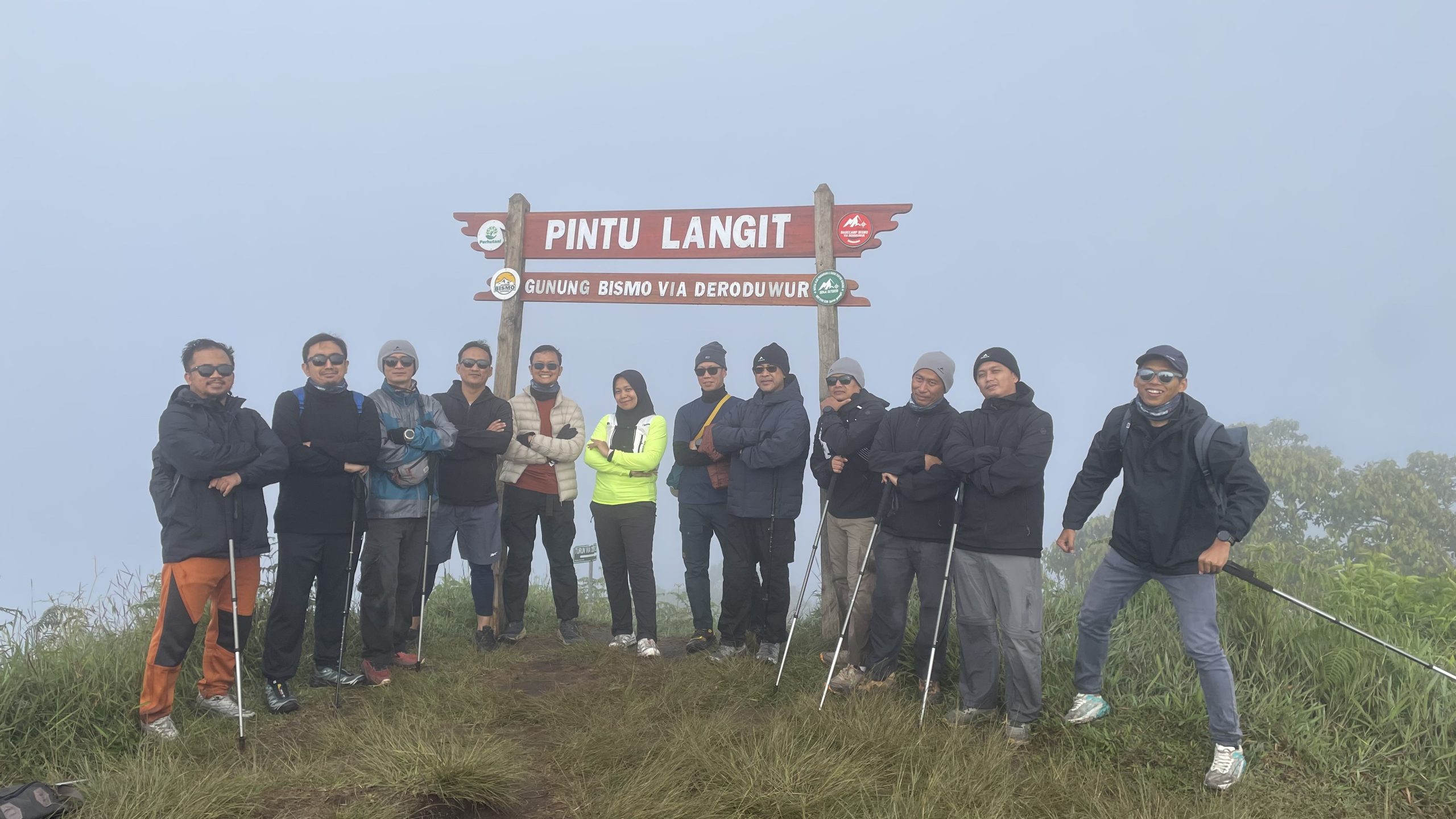 puncak-gunung-bismo-alera-adventure.jpg Pendaki mencapai puncak dalam Private Trip Bismo dengan Alera Adventure.