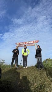 Pemandangan indah saat Private Trip Gunung Bismo Via Maron bersama Alera Adventure. Judul: Puncak Gunung Bismo Via Maron Bersama Alera Adventure Keterangan: Siapa bilang mendaki itu harus sengsara? Dengan Private Trip Gunung Bismo Via Maron dari Alera Adventure, kamu bisa menikmati setiap langkah dengan senyum merekah, layaknya sultan yang sedang meninjau "proyek" awan. Deskripsi: Foto pendakian eksklusif di Gunung Bismo via jalur Maron, menampilkan keindahan alam yang memukau. Alera Adventure menjamin pengalaman Private Trip Gunung Bismo Via Maron yang nyaman dan berkesan, jauh dari keramaian dan penuh privasi.