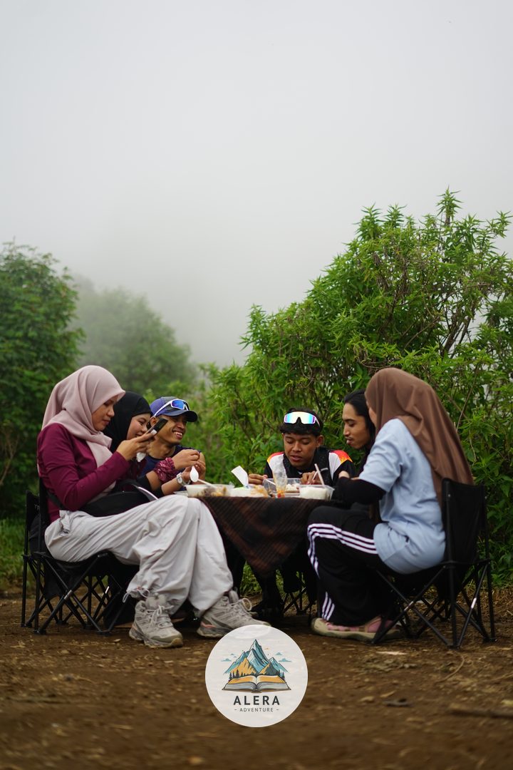 Tektok Gunung Merbabu Via Thekelan Tektok Gunung Merbabu Via Thekelan - Alera Adventure