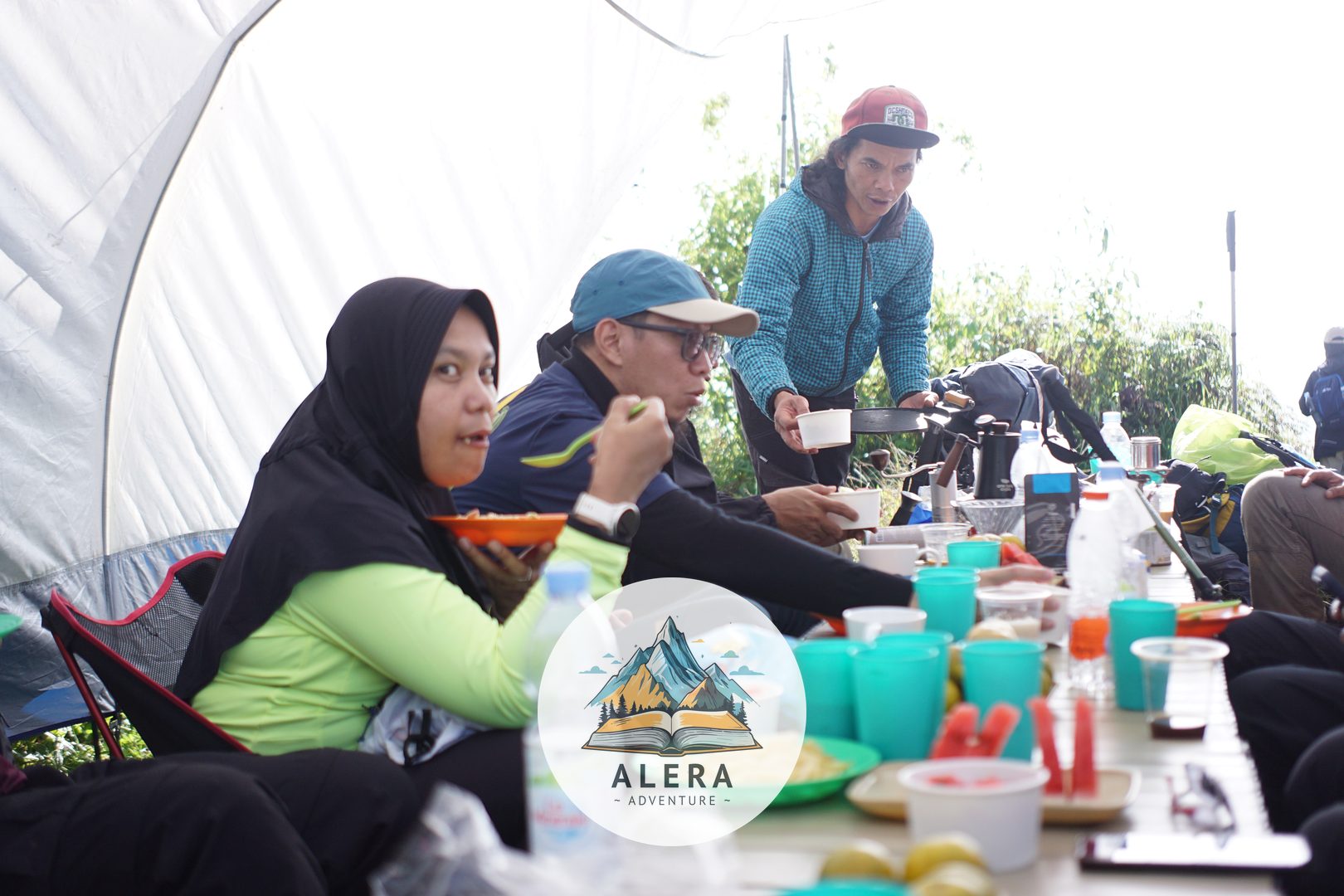 Pemandangan Golden Sunrise Gn Bismo Alera Adventure. Puncak Indraprasta Gn Bismo yang megah bersama Alera Adventure.