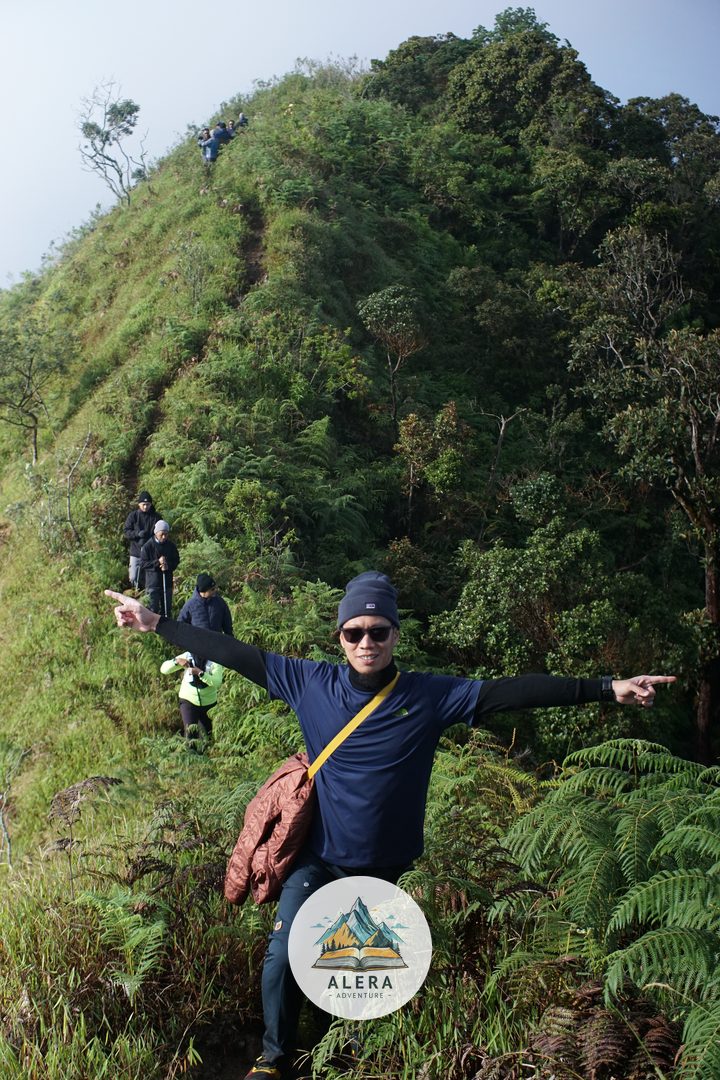 sunrise-puncak-bismo-via-pulosari-alera-adventure Pendaki menikmati sunrise di puncak Gunung Bismo Via Pulosari Alera Adventure