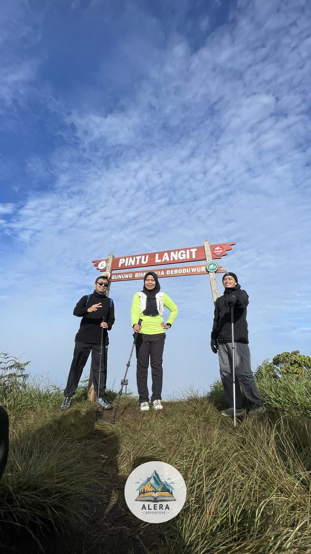 Jalur Punggungan Bismo Alera Adventure Pemandangan jalur punggungan Gunung Bismo dengan bantuan Jasa Porter Gunung Bismo Alera Adventure