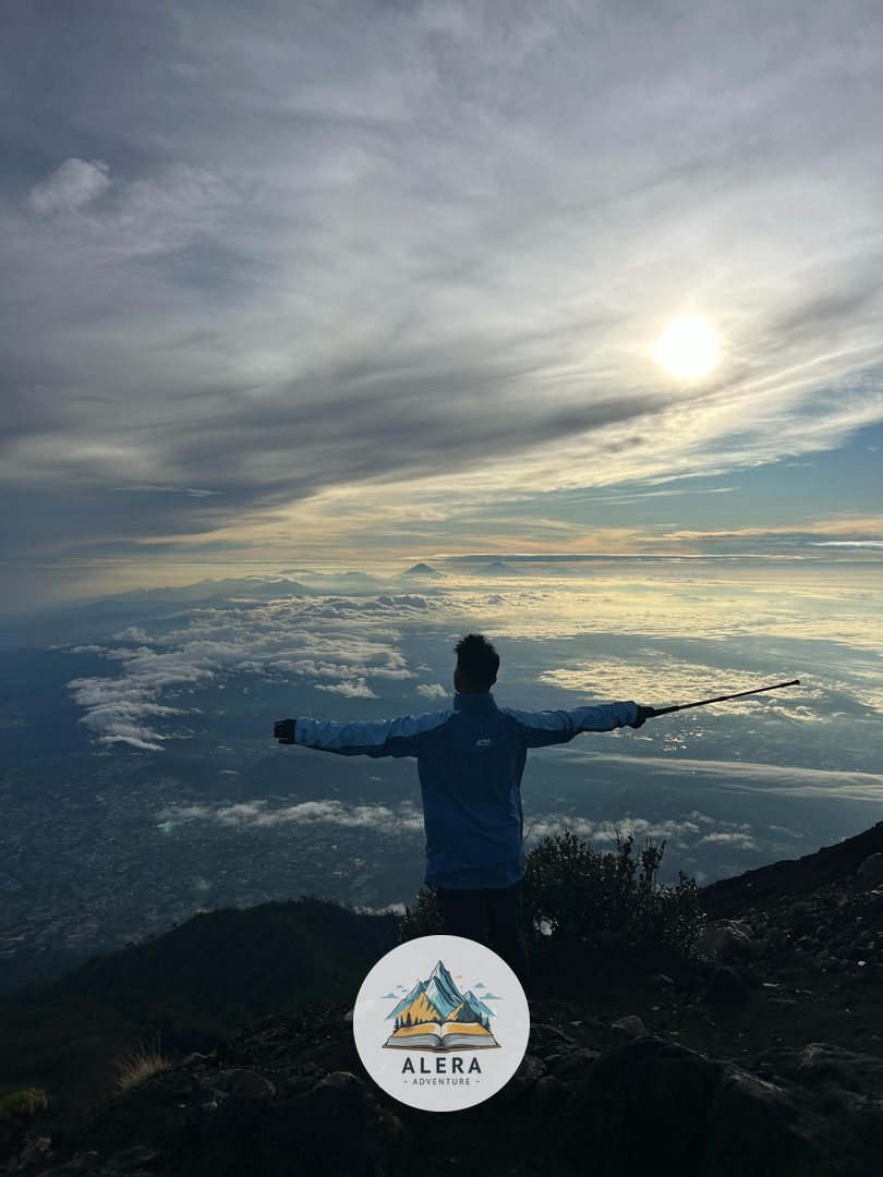 Tektok Gunung Slamet Via Dipajaya Tektok Gunung Slamet Via Dipajaya - Alera Adventure